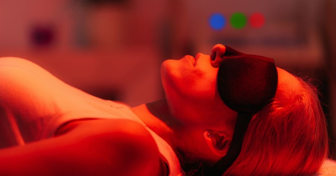 mujer acostada realizando terapia de luz roja