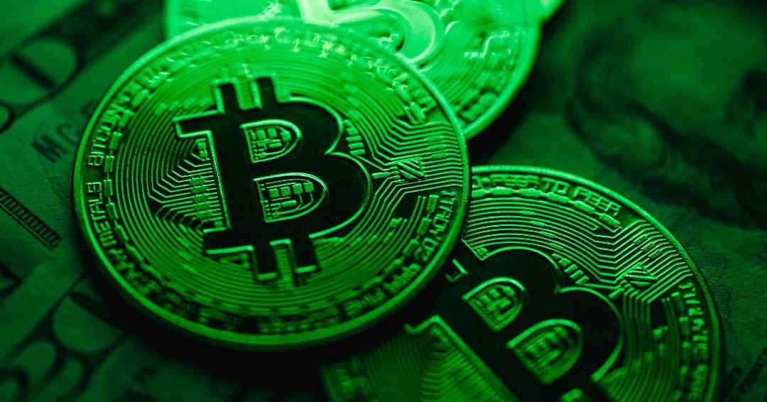 Criptomonedas con luz verde y el logo del Bitcoint