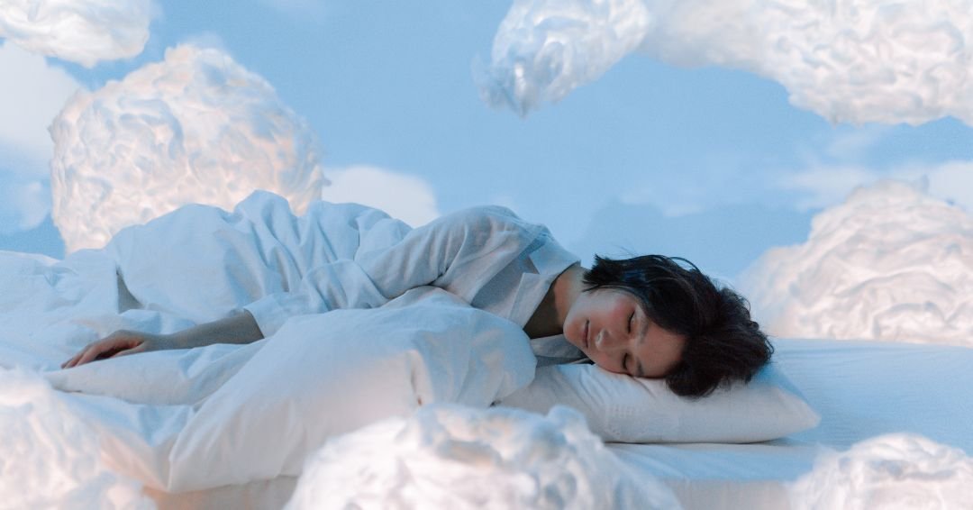 Mujer durmiendo en las nubes