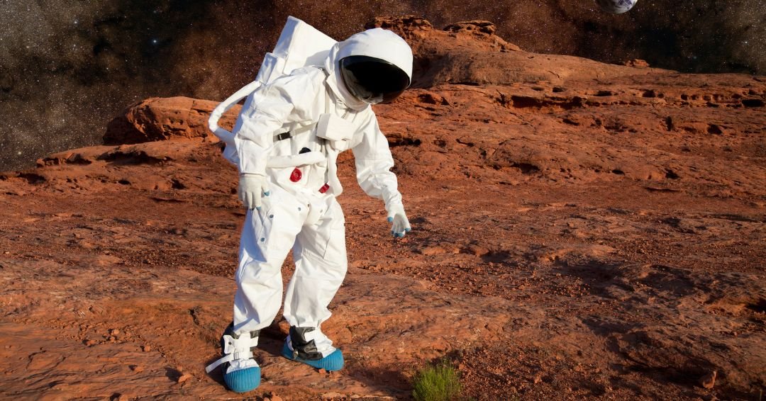 astronauta en marte apuntando a una planta