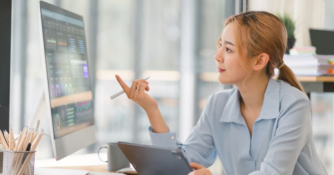 Mujer experimentando el futuro de la educación con inteligencia artificial